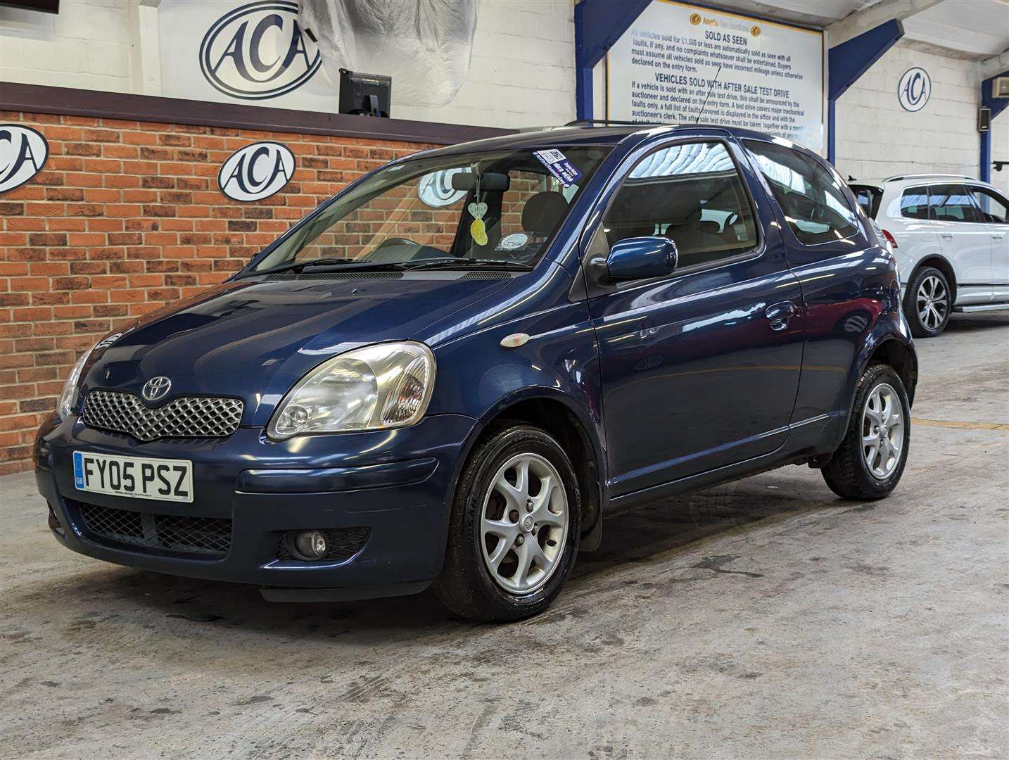 <p>2005 TOYOTA YARIS BLUE</p>