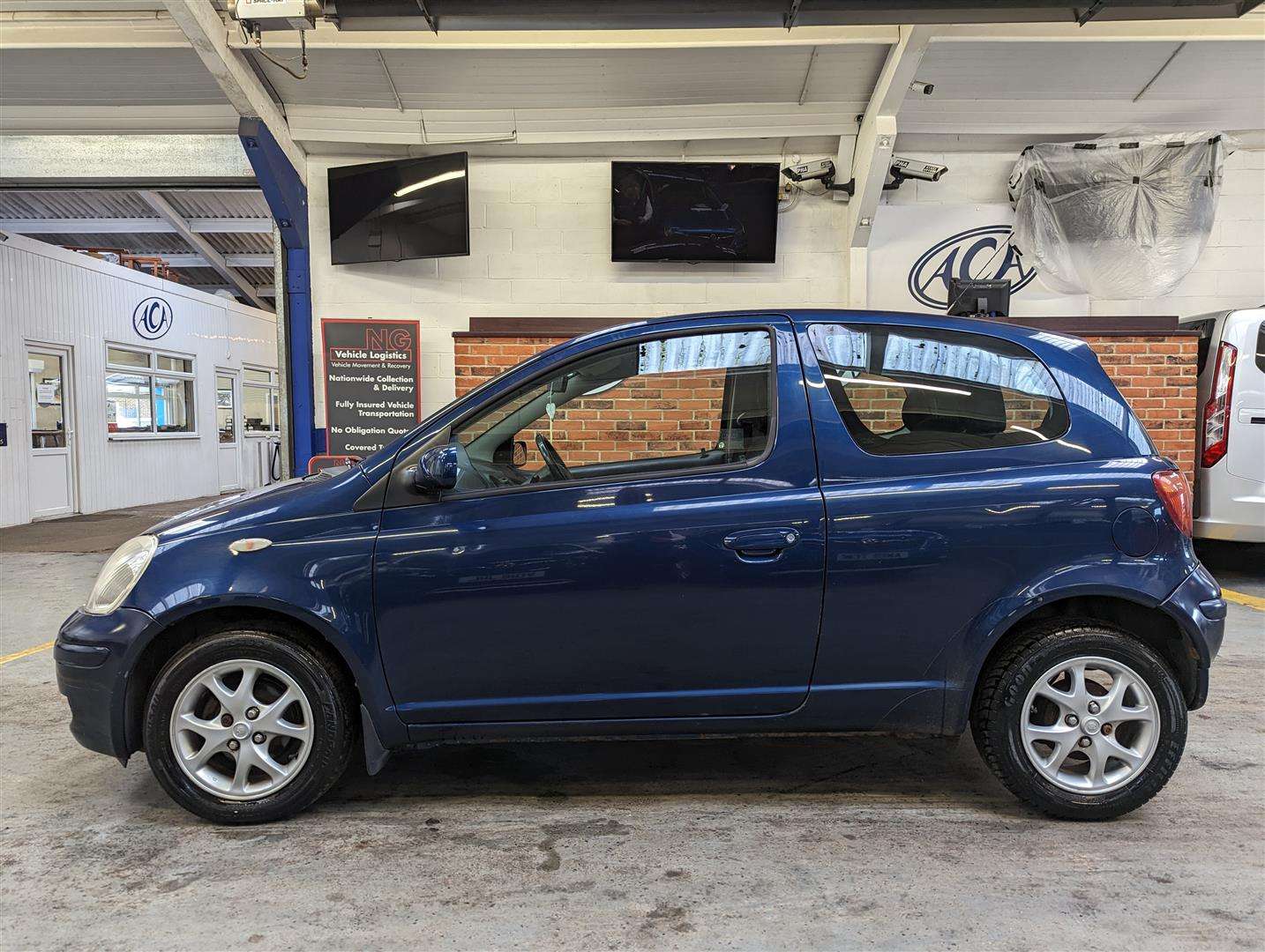 <p>2005 TOYOTA YARIS BLUE</p>