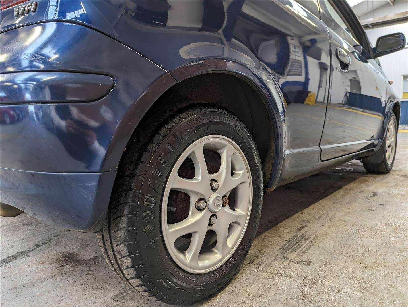 <p>2005 TOYOTA YARIS BLUE</p>