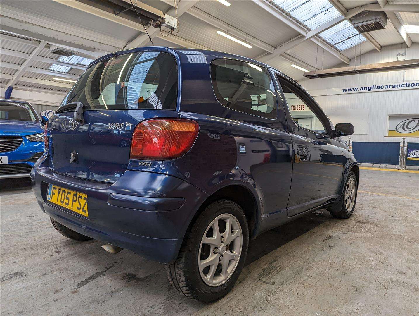 <p>2005 TOYOTA YARIS BLUE</p>