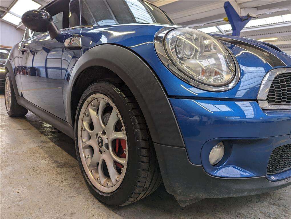 <p>2009 MINI COOPER S</p>