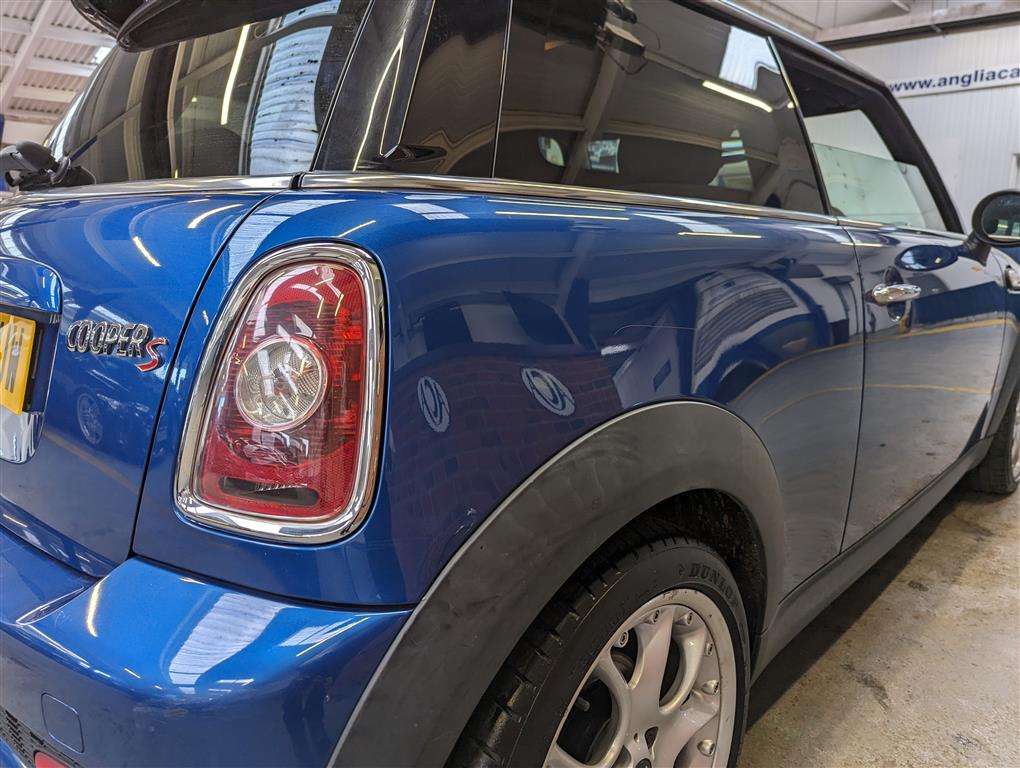 <p>2009 MINI COOPER S</p>