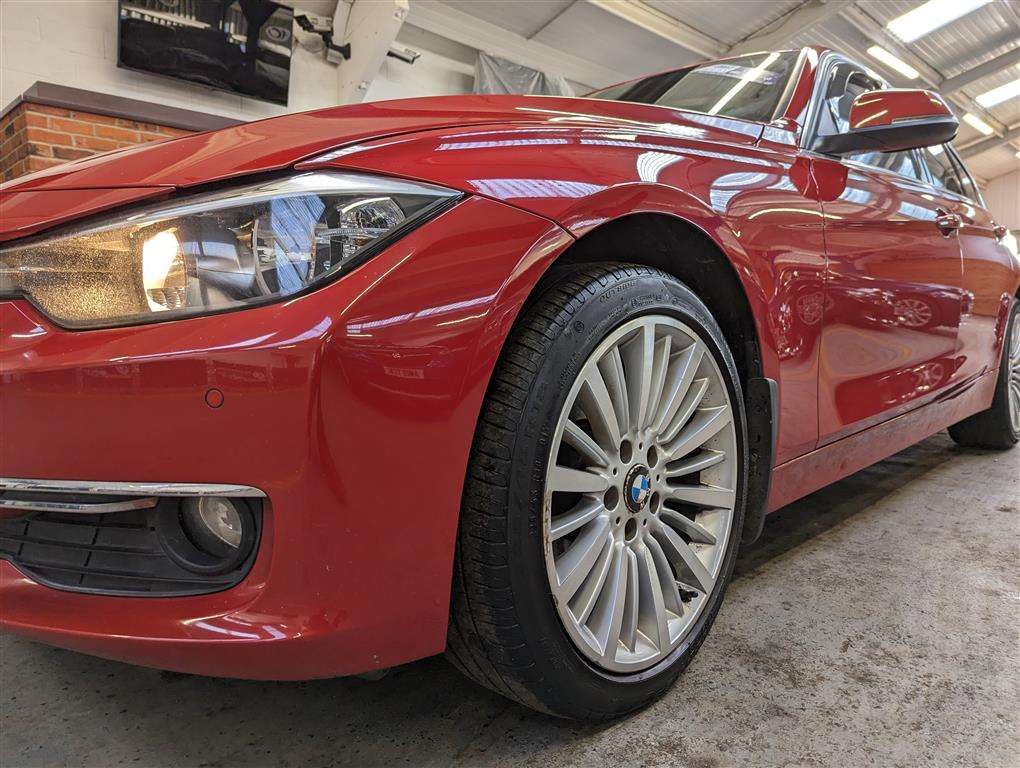 <p>2013 BMW 318D LUXURY</p>