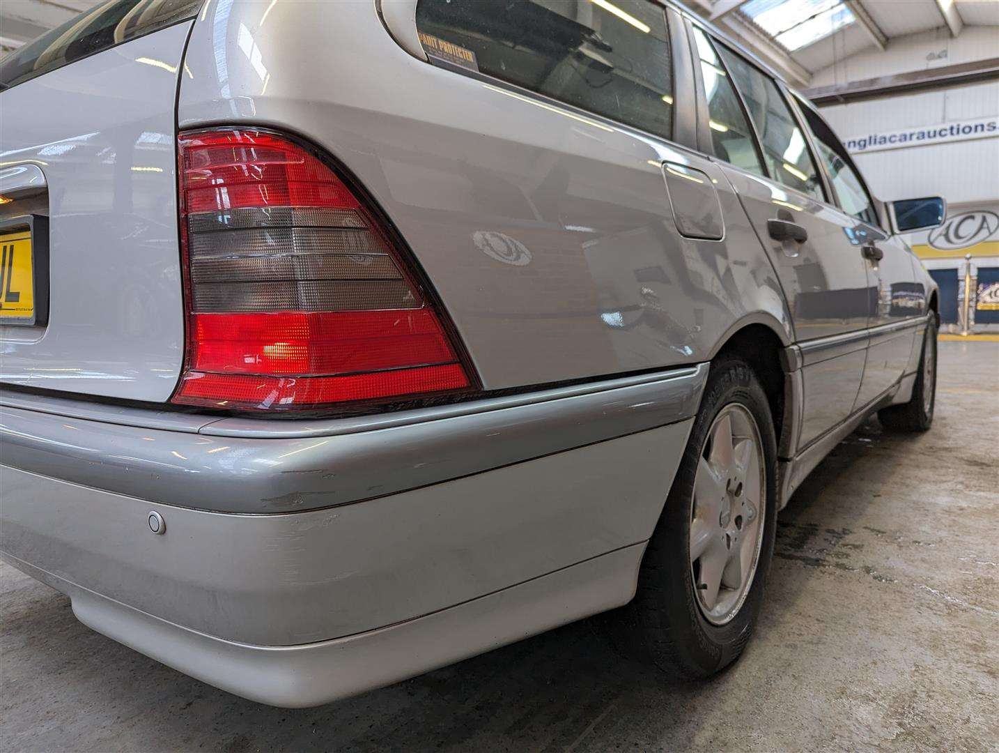 <p>1998 MERCEDES C200</p>