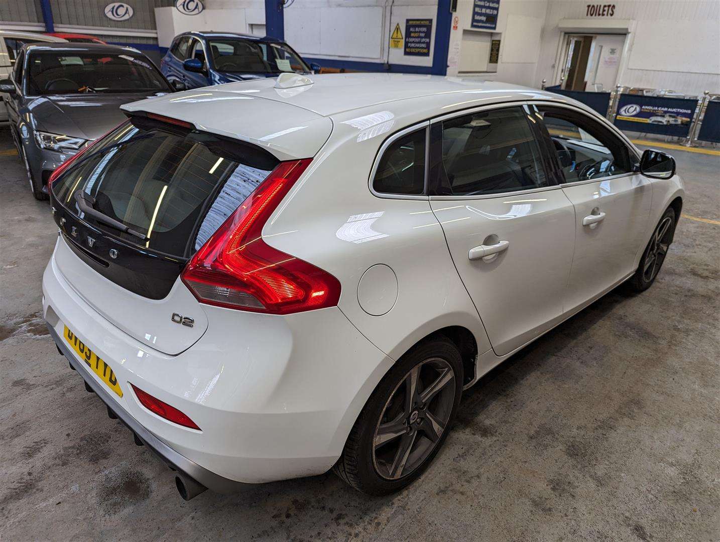 <p>2013 VOLVO V40 R-DESIGN D2</p>