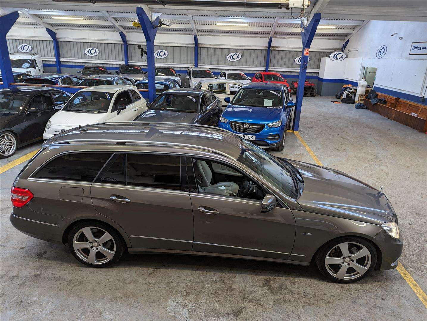 <p>2011 MERCEDES-BENZ E220 EXEC-IVE SE CDI BLUE</p>