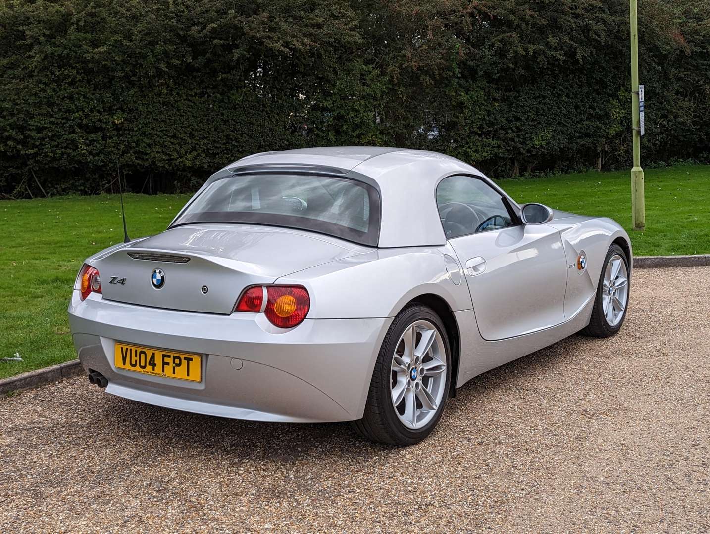 <p>2004 BMW Z4 2.2i SE CONVERTIBLE&nbsp;</p>