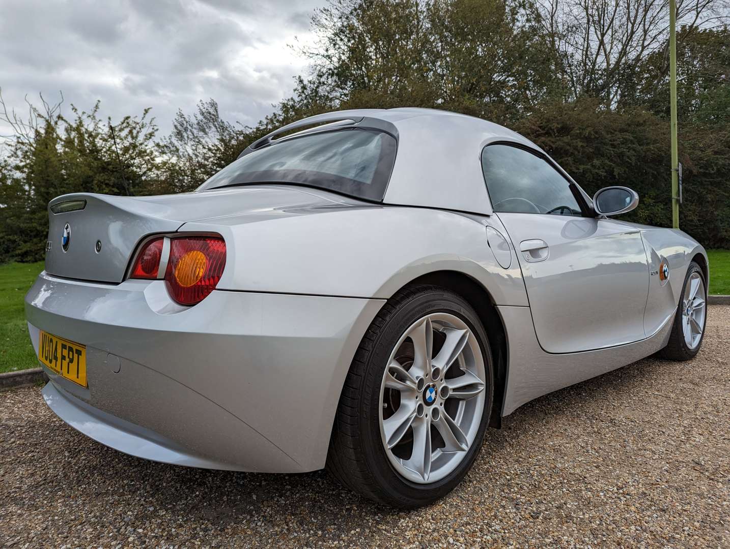 <p>2004 BMW Z4 2.2i SE CONVERTIBLE&nbsp;</p>