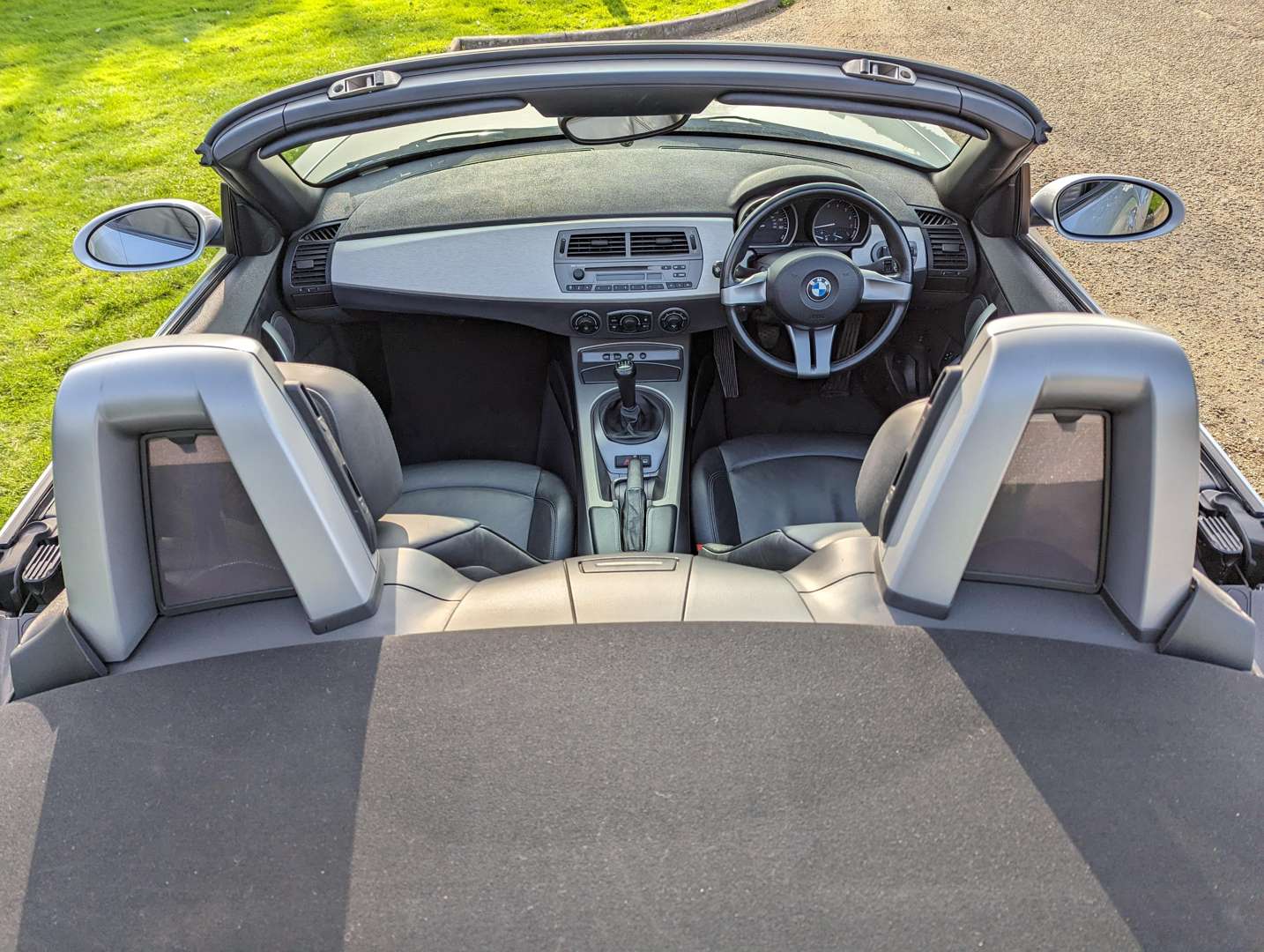 <p>2004 BMW Z4 2.2i SE CONVERTIBLE&nbsp;</p>