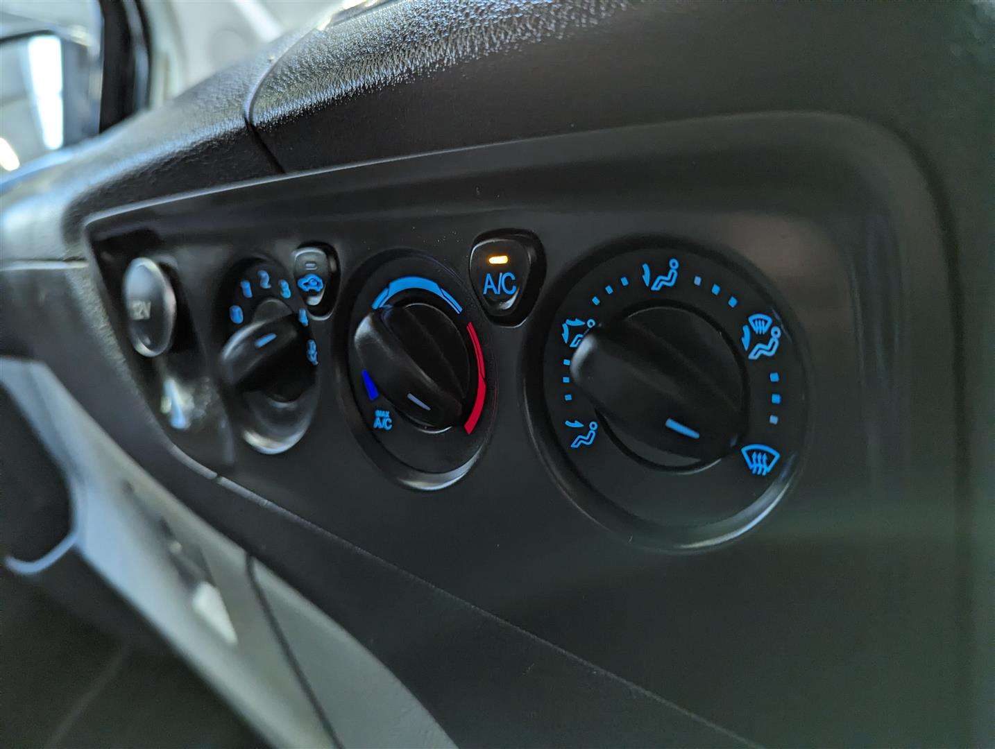 <p>2014 FORD TRANSIT CUSTOM 290 LTD E-TEC</p>