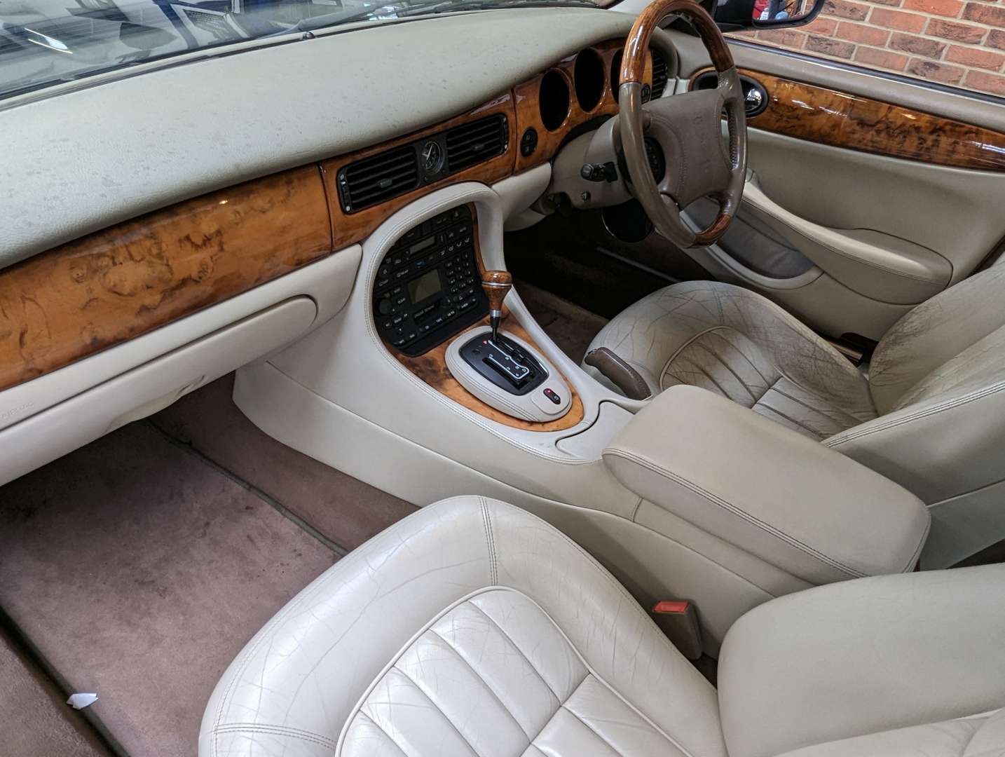 <p>2000 JAGUAR XJ8 AUTO</p>