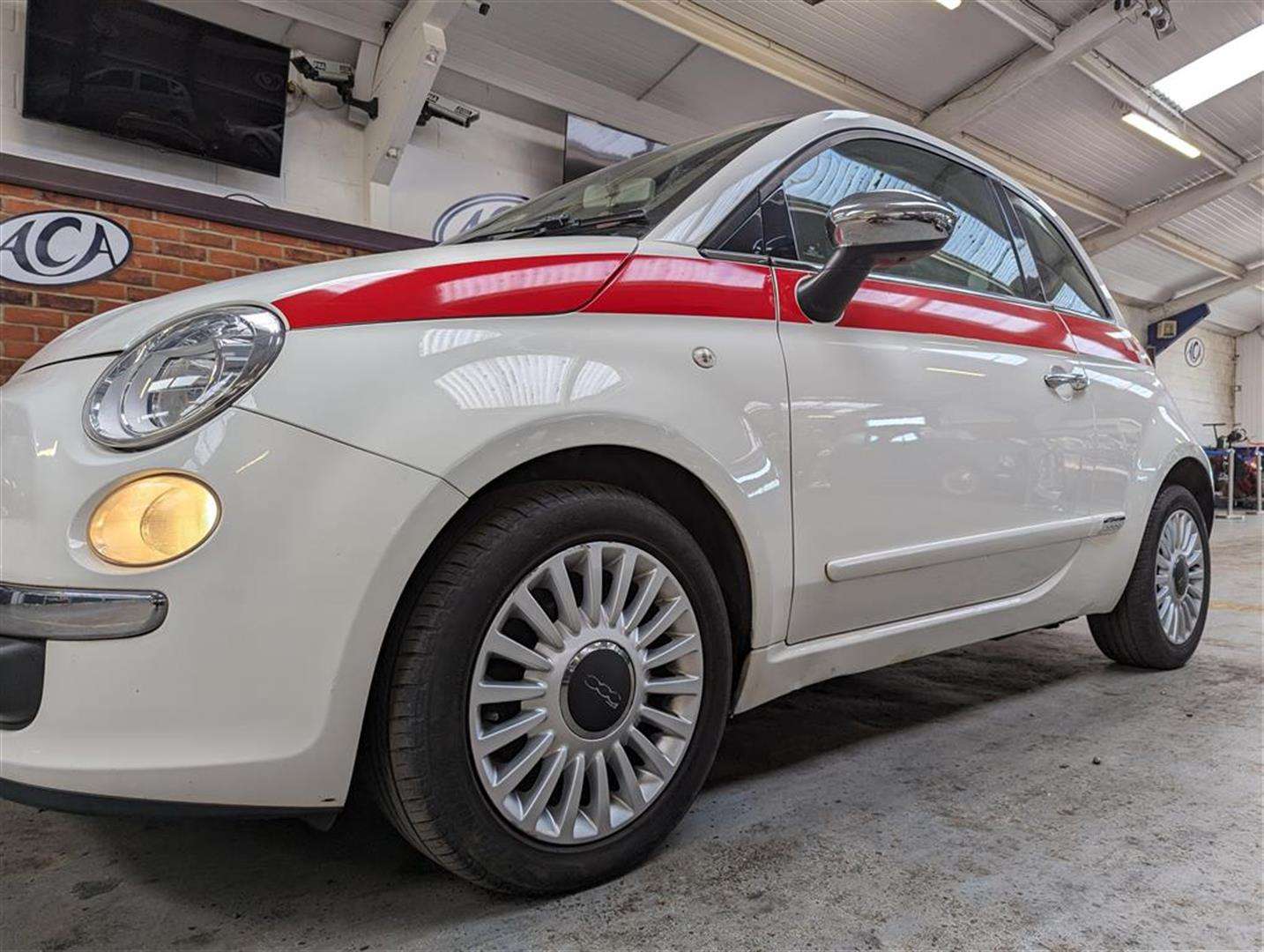 <p>2011 FIAT 500 LOUNGE</p>