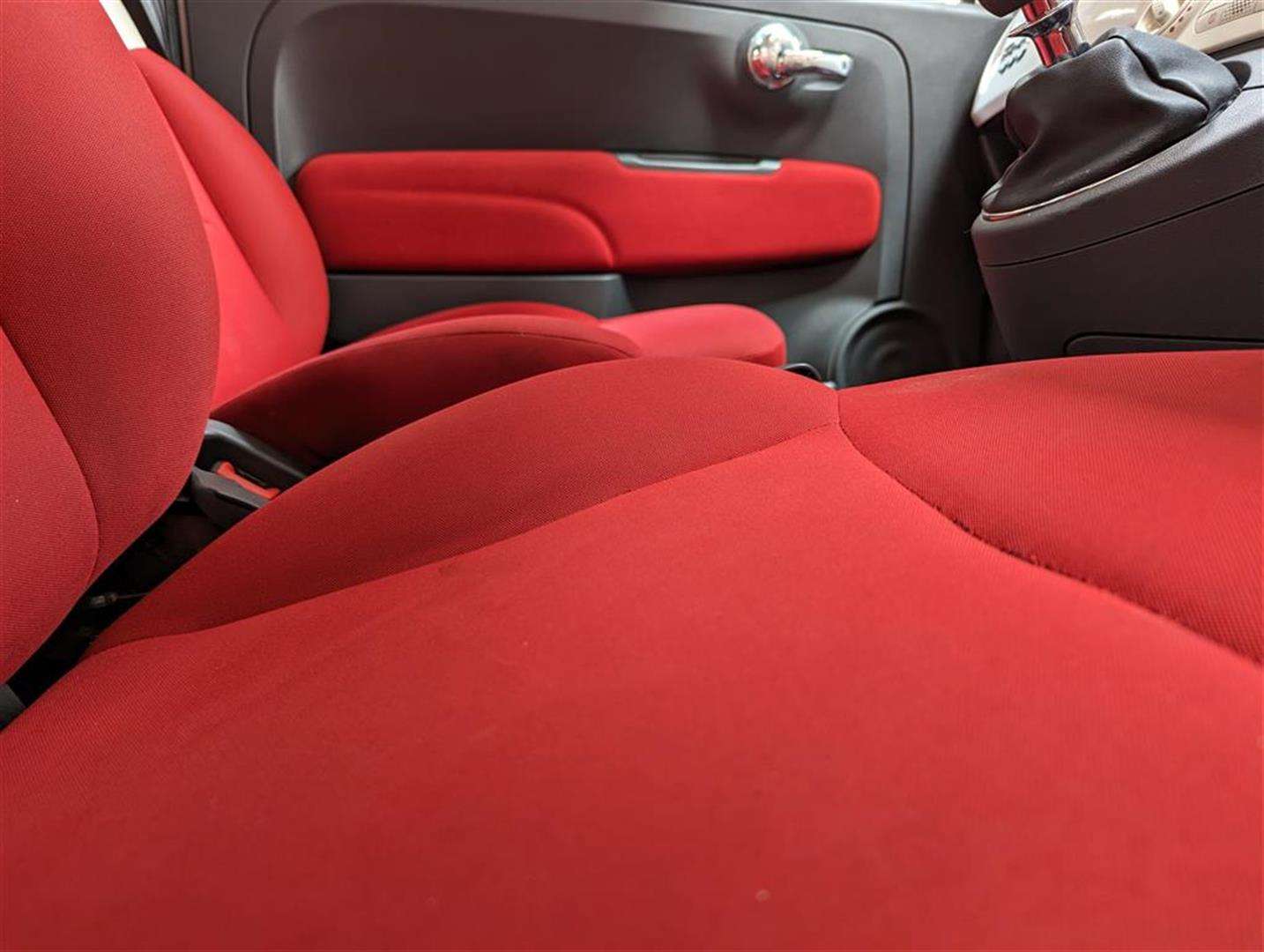 <p>2011 FIAT 500 LOUNGE</p>