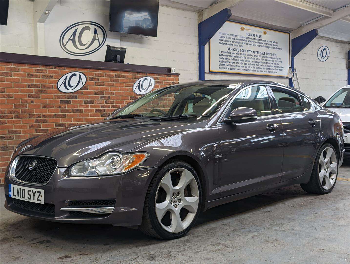 <p>2010 JAGUAR XF S LUXURY V6 AUTO</p>