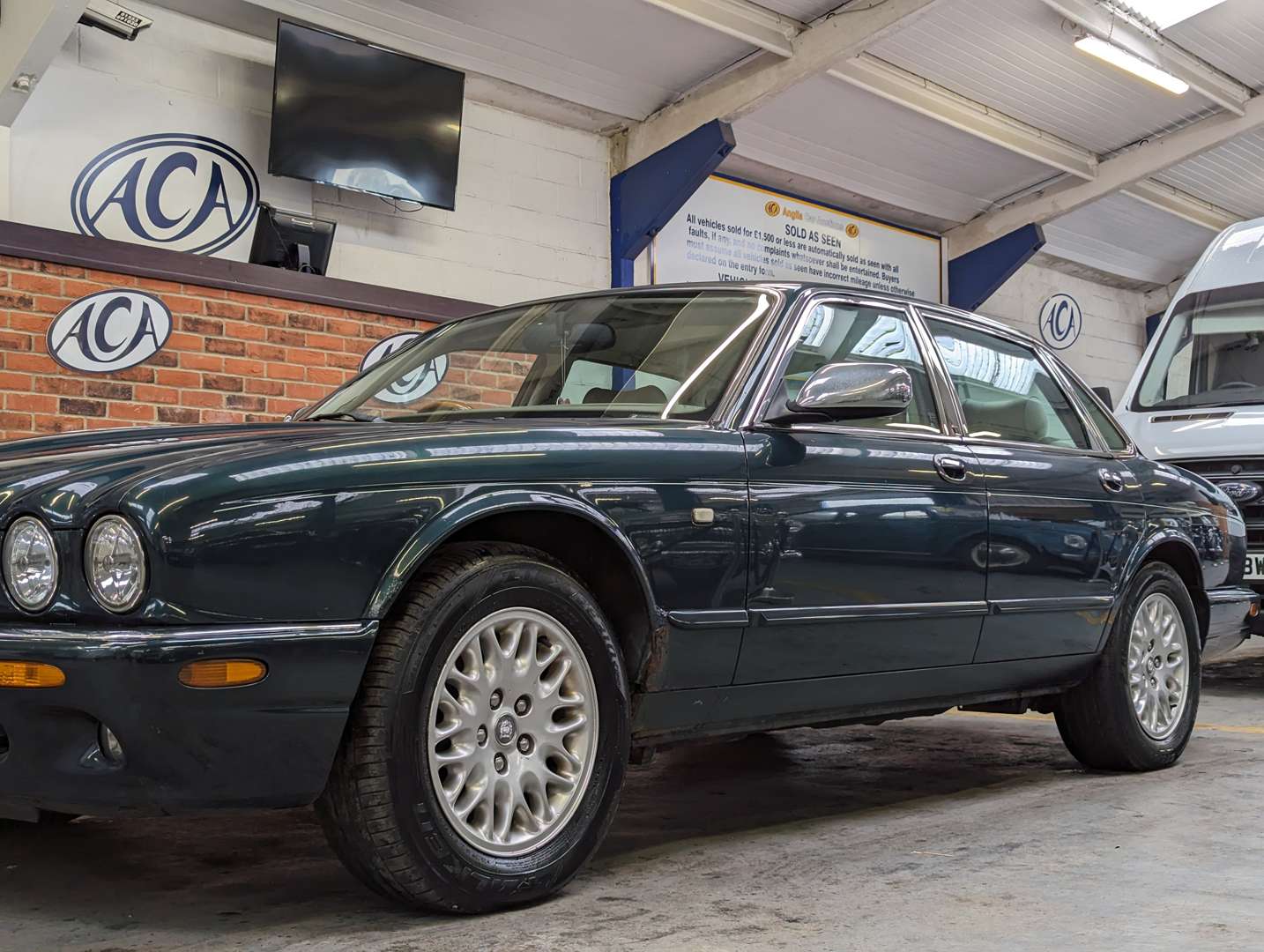 <p>2000 JAGUAR XJ8 AUTO</p>