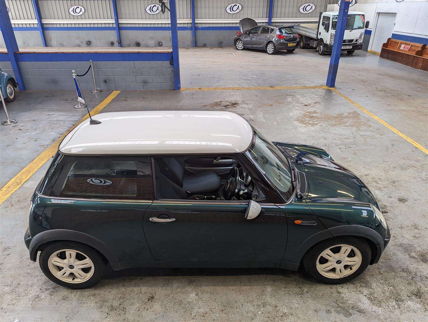 <p>2006 MINI COOPER</p>