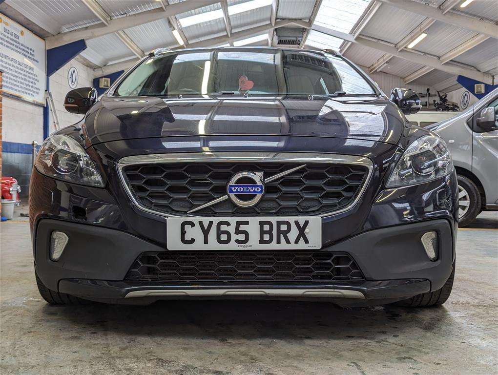 <p>2015 VOLVO V40 CROSS COUNTRY LUX D2</p>