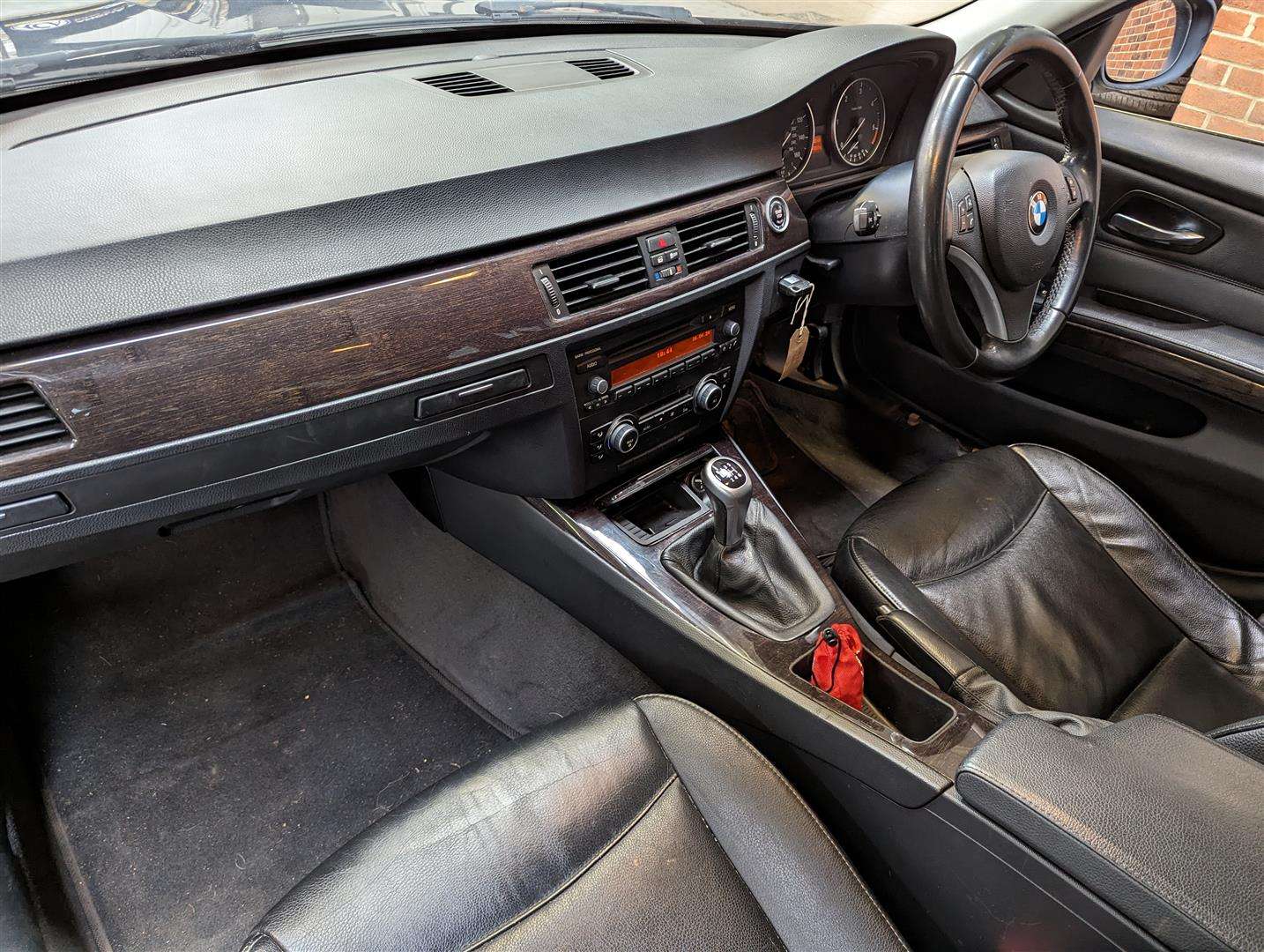 <p>2011 BMW 318D EXCLUSIVE EDITION</p>