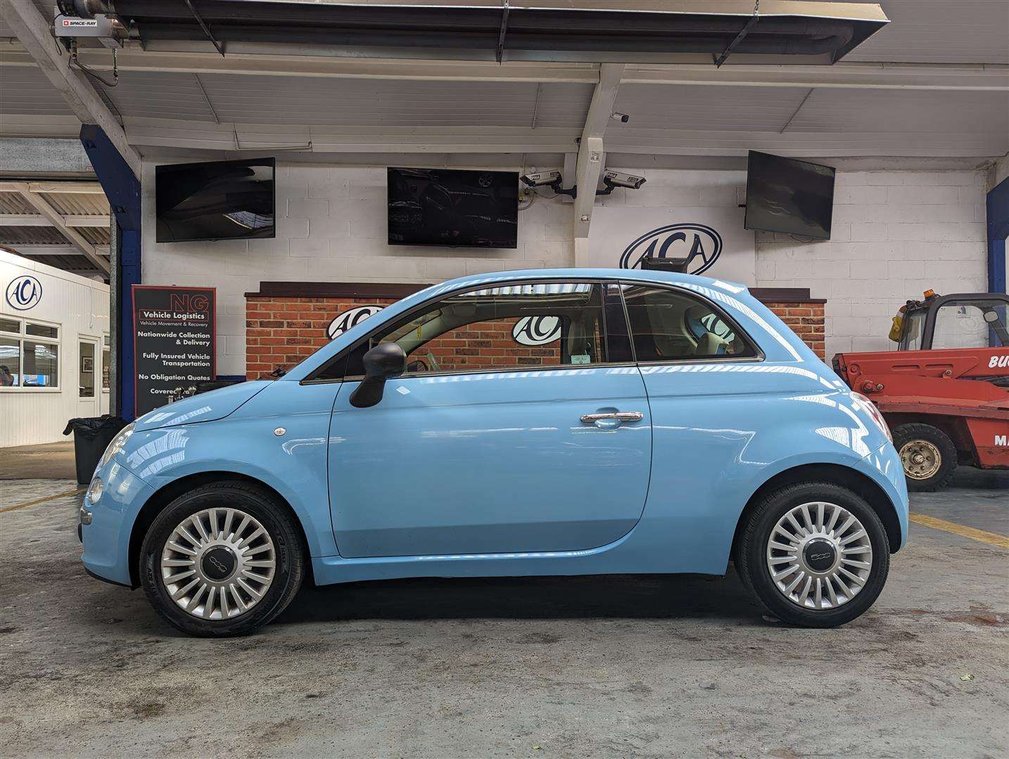 <p>2013 FIAT 500 LOUNGE RHD</p>