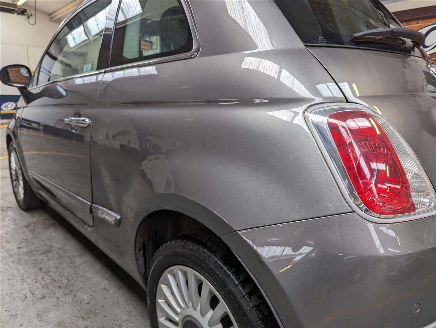 <p>2011 FIAT 500 LOUNGE S-A</p>