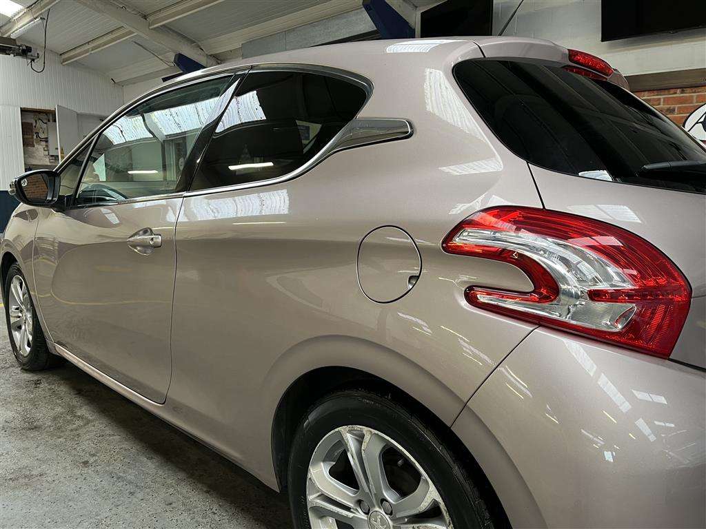 <p>2013 PEUGEOT 208 ALLURE</p>