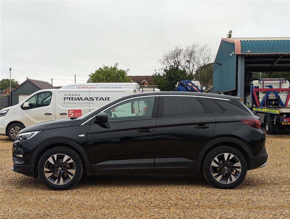 <p>2020 VAUXHALL GRANDLAND X SRI NAV TURBO</p>