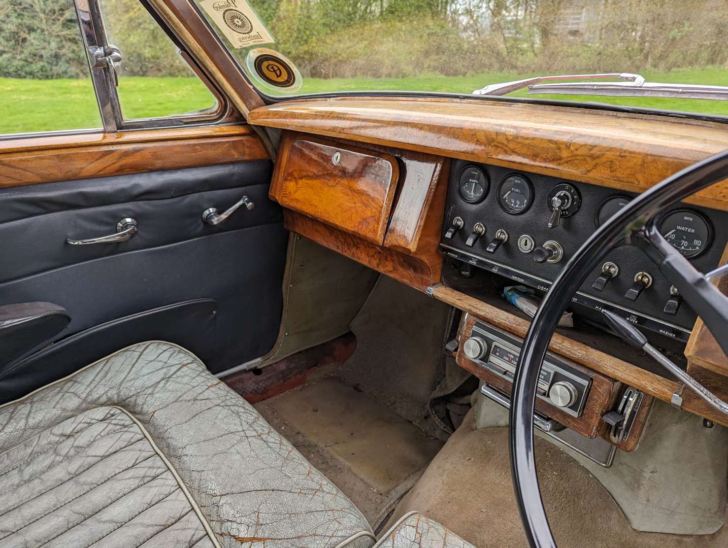 <p>1964 DAIMLER V8 250 AUTO</p>