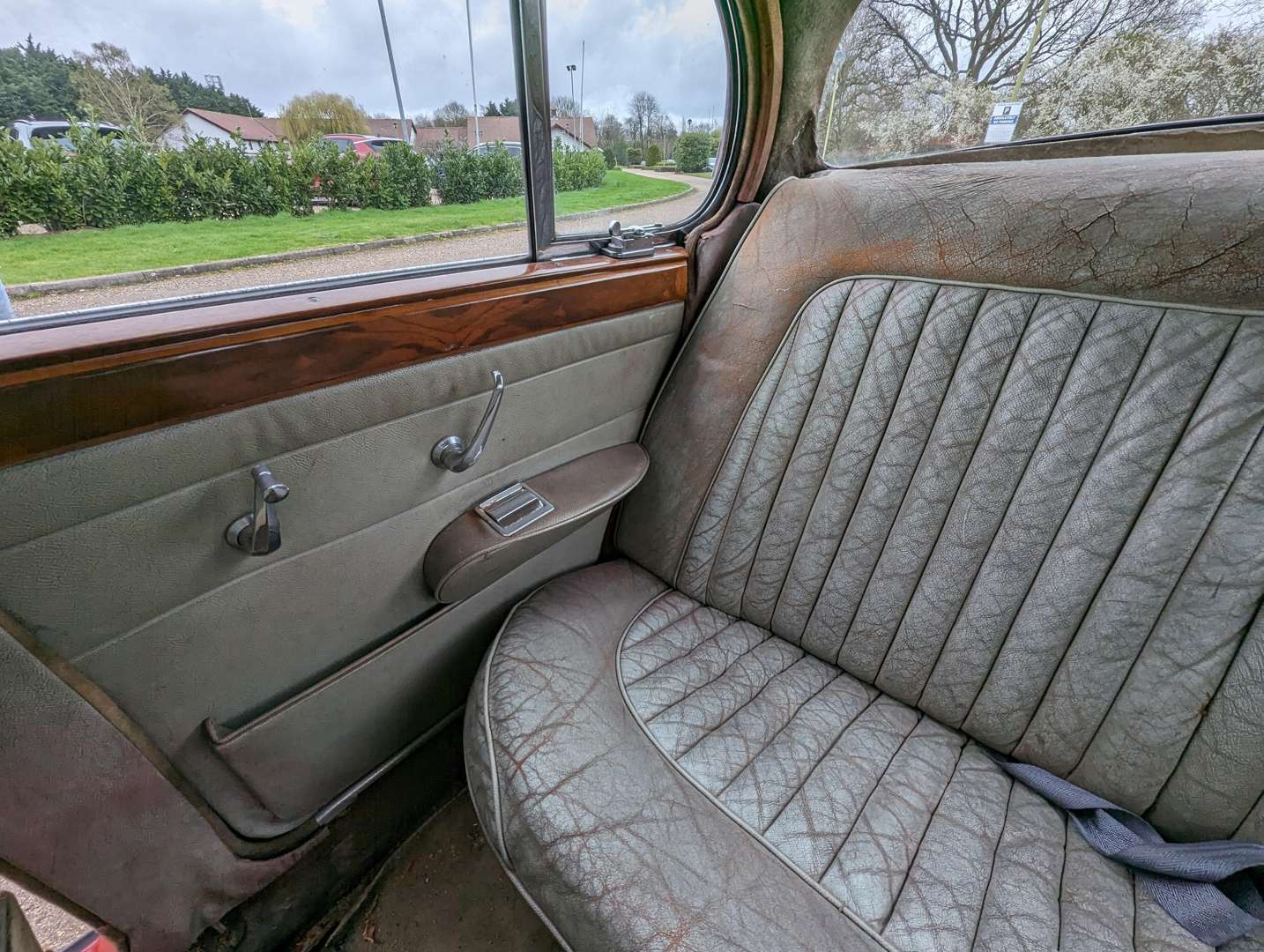 <p>1964 DAIMLER V8 250 AUTO</p>