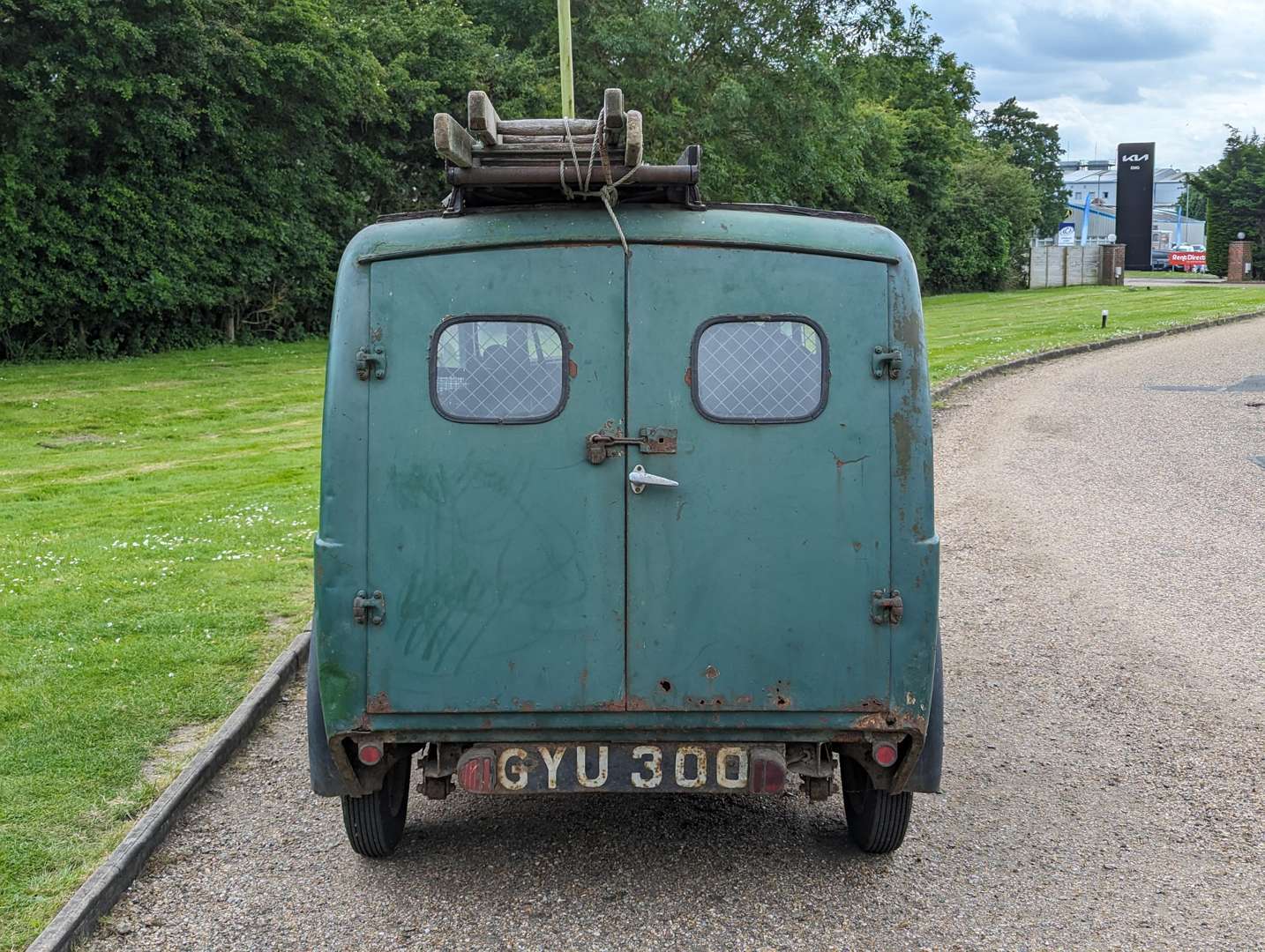 <p>1945 MORRIS EIGHT SERIES Z VAN</p>