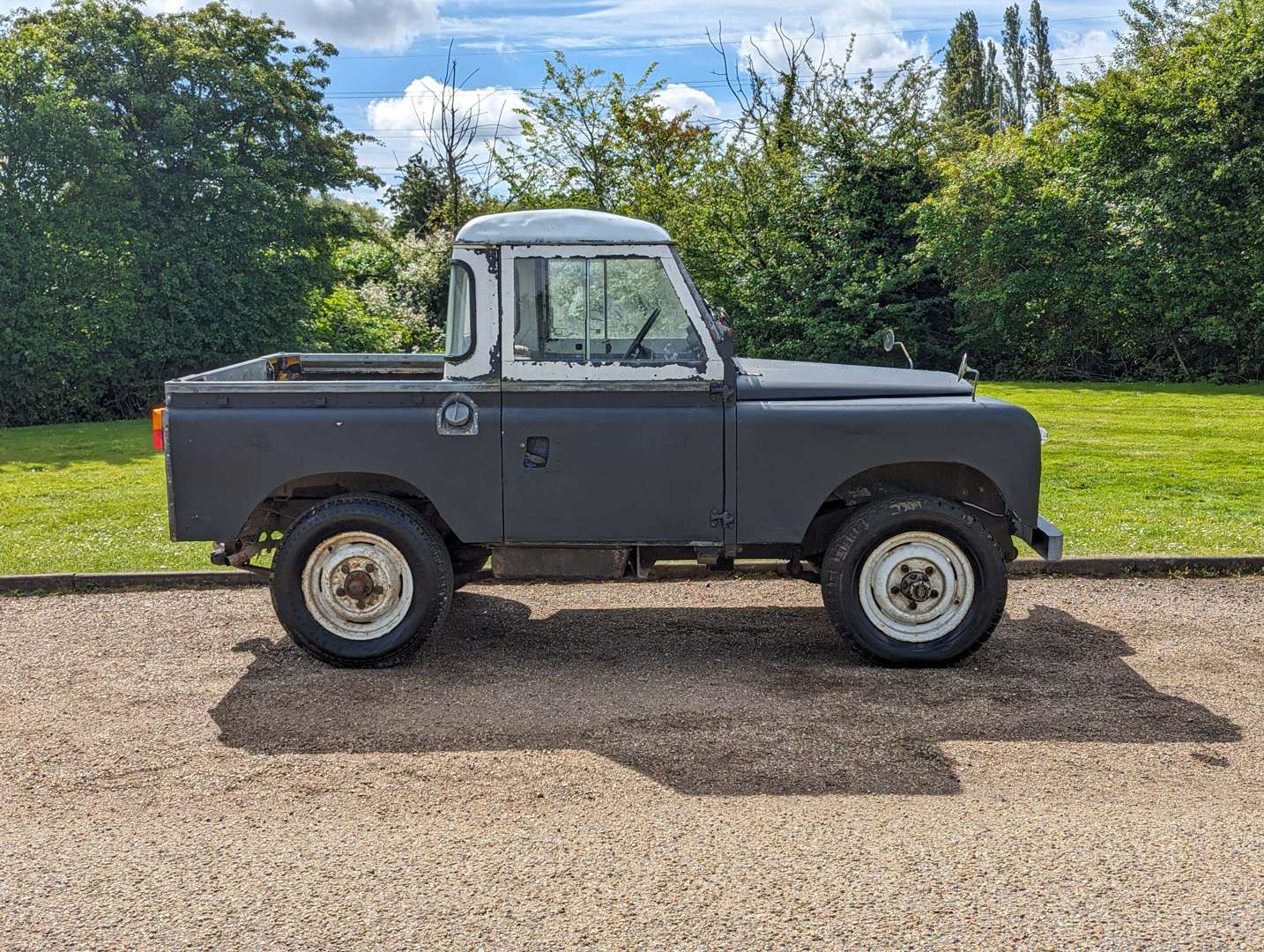 <p>1966 LAND ROVER SERIES 2A</p>