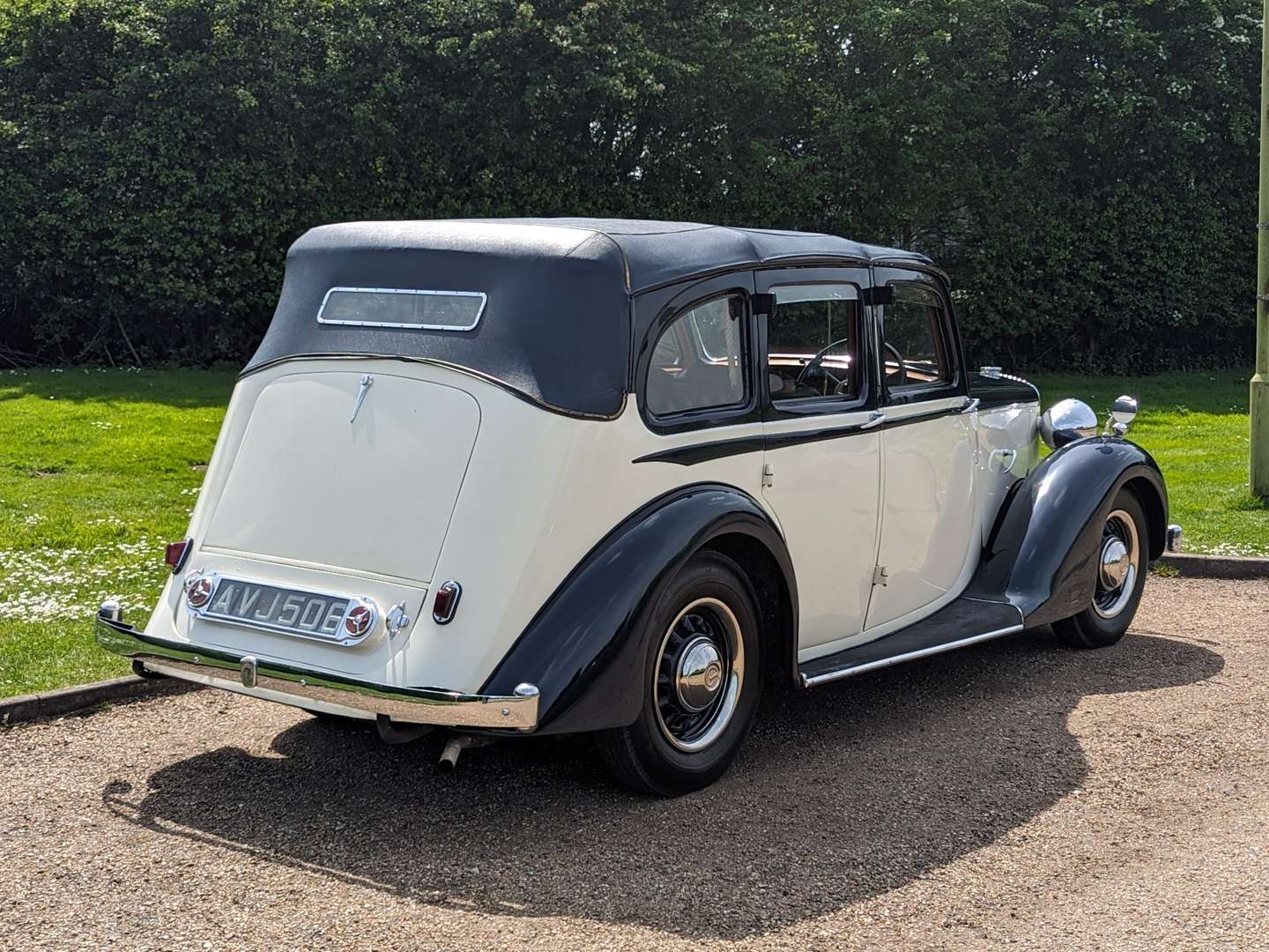 <p>1938 DAIMLER DB17 TICKFORD DROPHEAD</p>