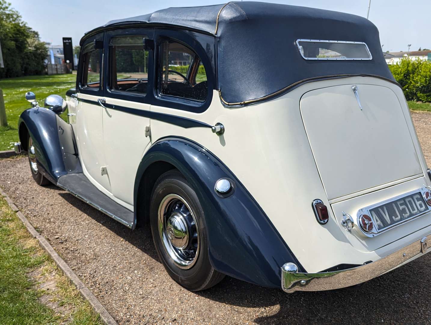 <p>1938 DAIMLER DB17 TICKFORD DROPHEAD</p>