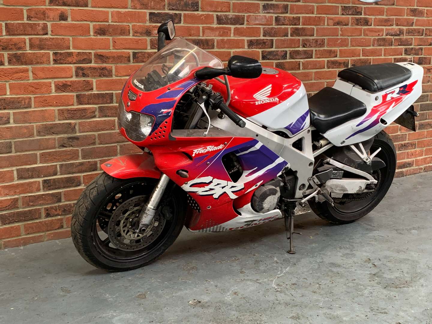 <p>1995 HONDA CBR 900RR FIREBLADE&nbsp;</p>