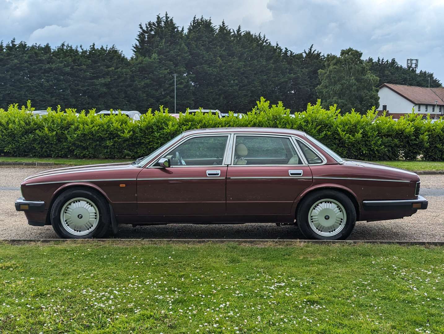 <p>1994 DAIMLER 4.0 AUTO</p>