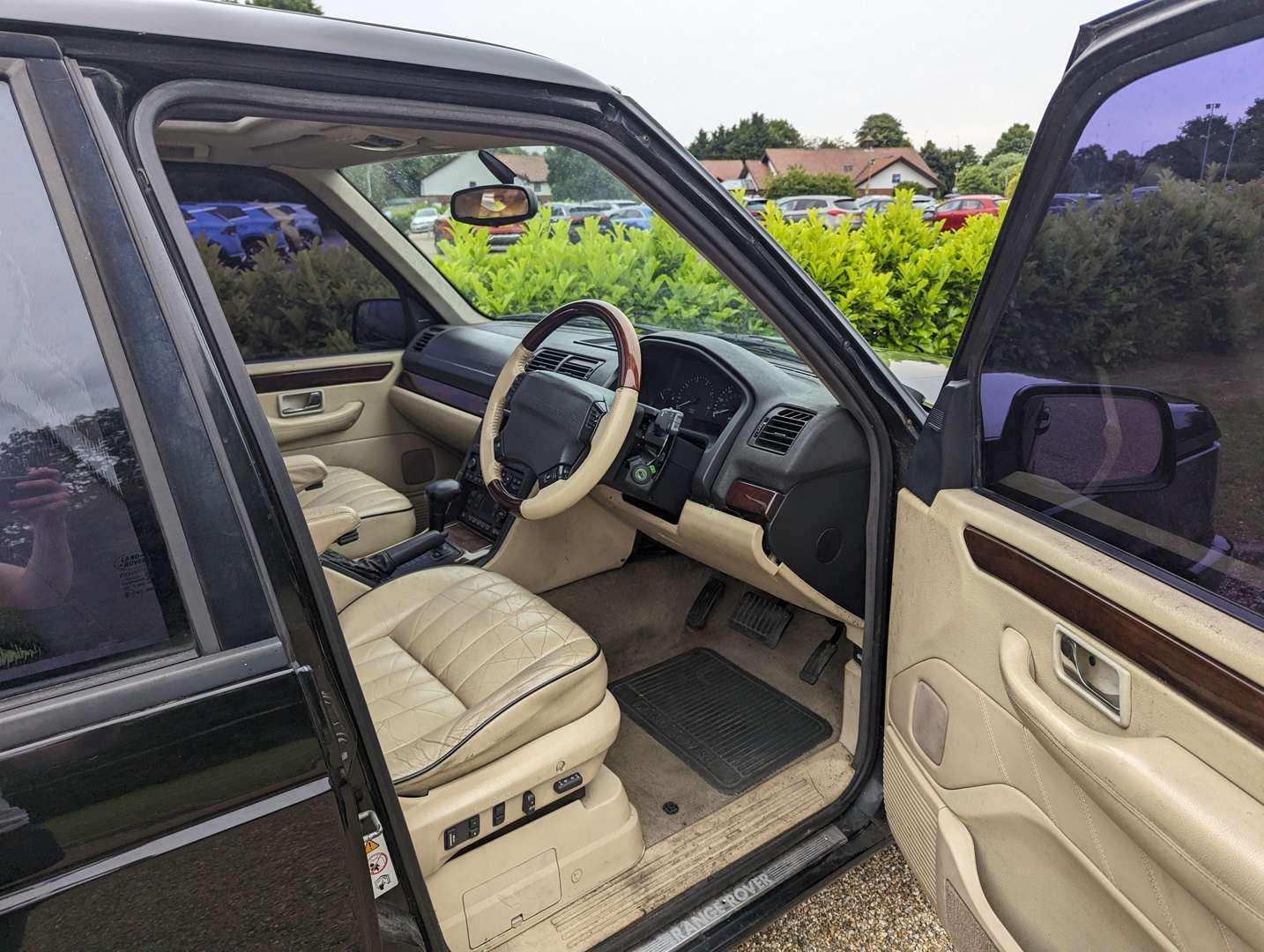 <p>1999 RANGE ROVER 4.6 HSE AUTO</p>