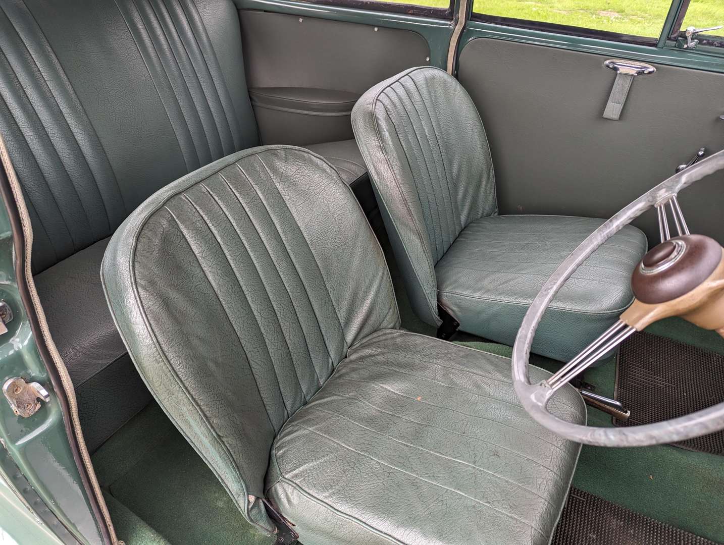 <p>1956 MORRIS MINOR&nbsp;</p>