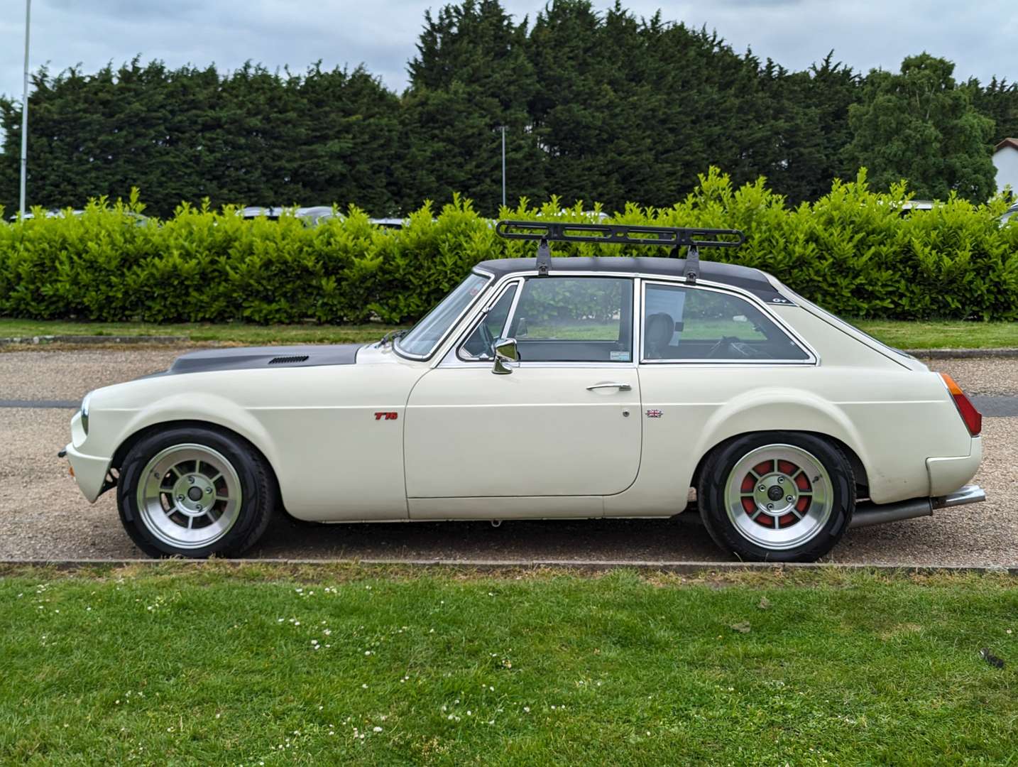 <p>1976 MG B GT</p>