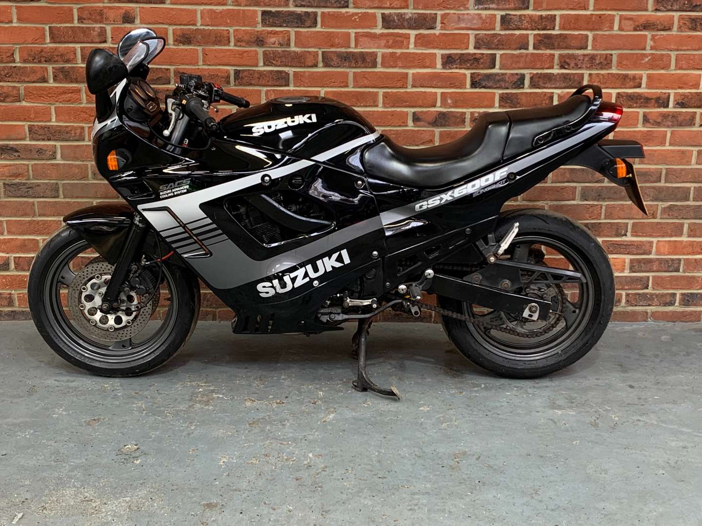 <p>1990 SUZUKI GSX 600F</p>