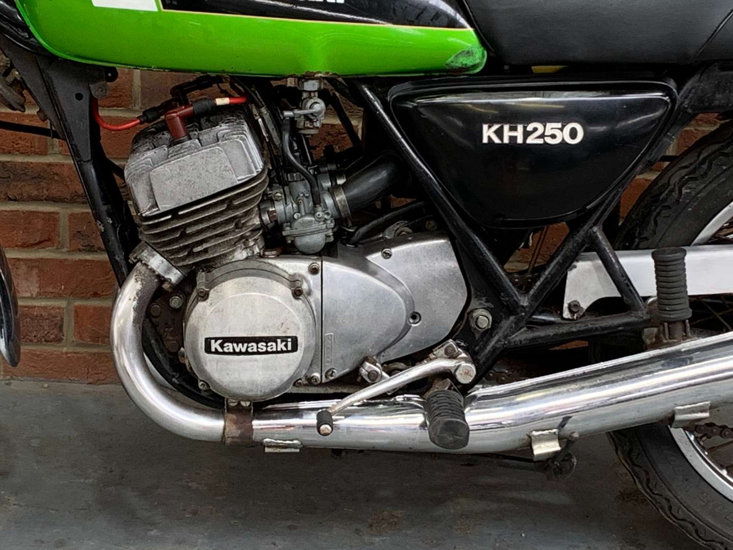 <p>1980 KAWASAKI KH 250B&nbsp;</p>