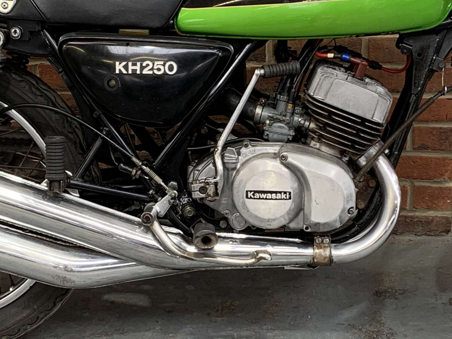 <p>1980 KAWASAKI KH 250B&nbsp;</p>