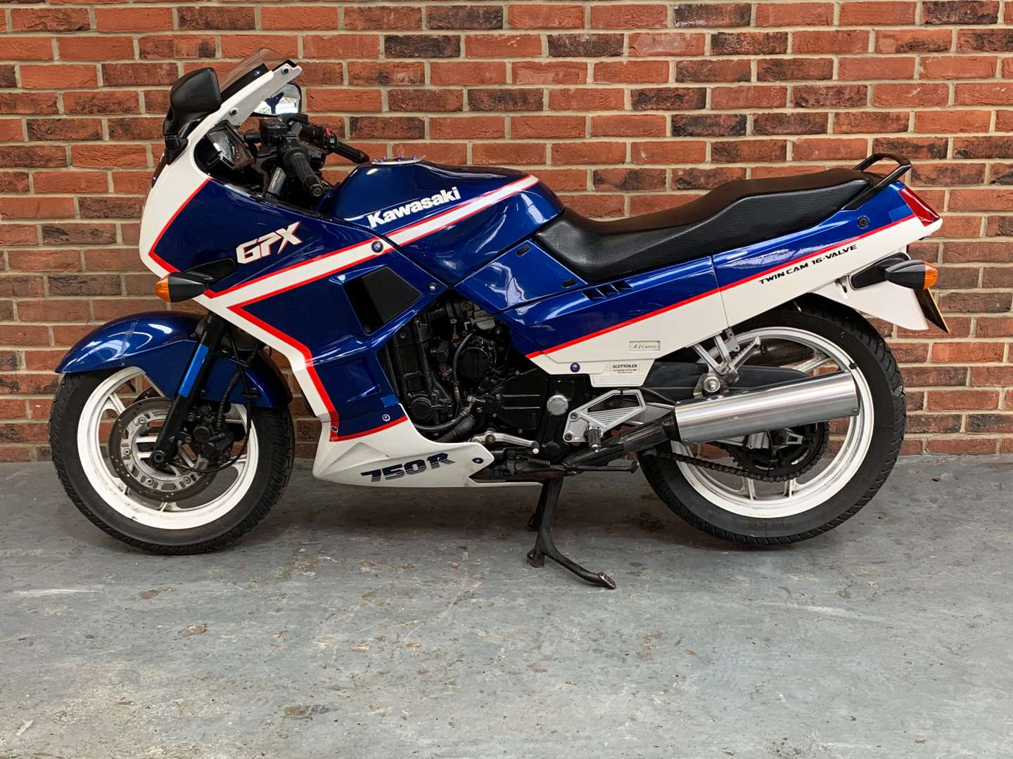 <p>1989 KAWASAKI GPX750 R</p>