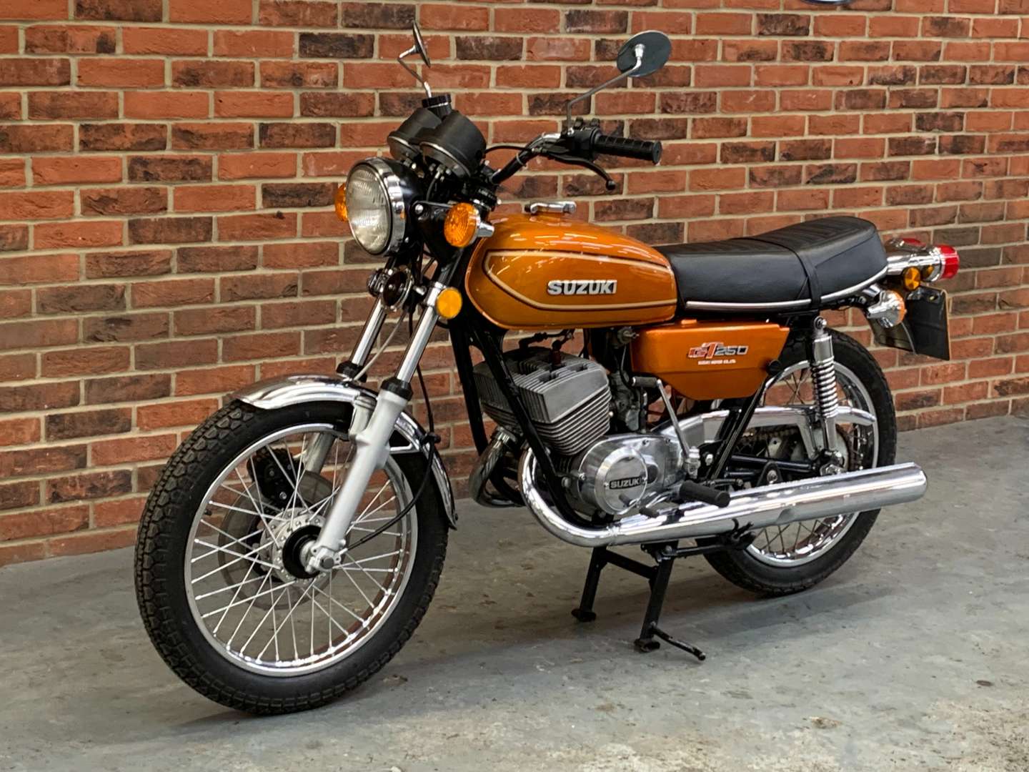 <p>1978 SUZUKI GT 250</p>