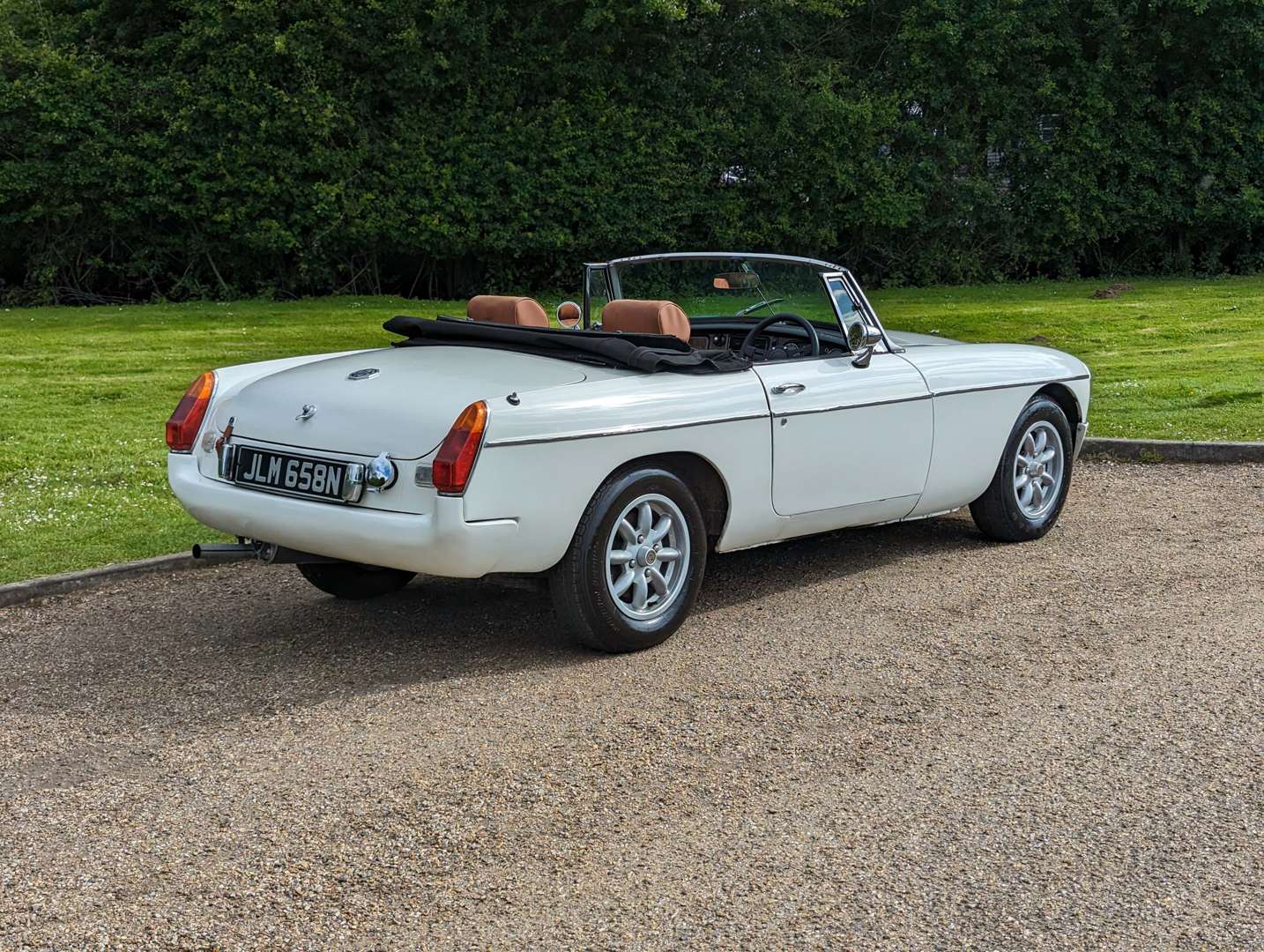 <p>1975 MG B ROADSTER&nbsp;</p>