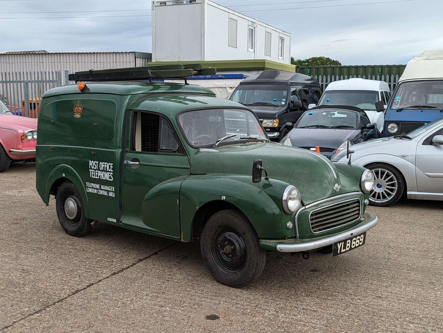 <p>1960 MORRIS MINOR VAN&nbsp;</p>