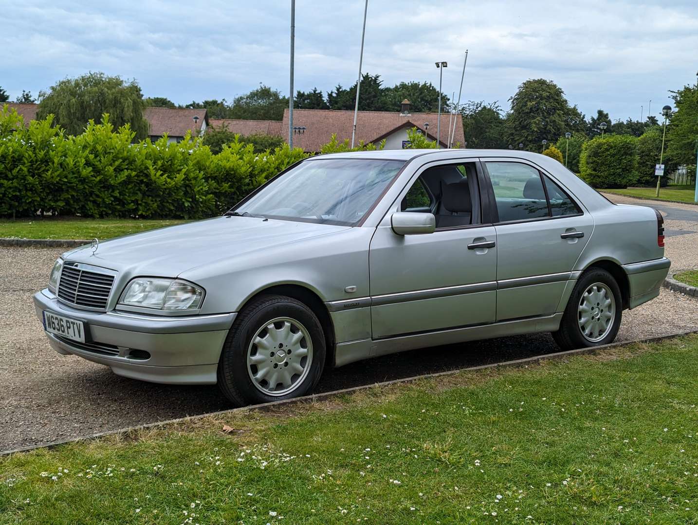 <p>2000 MERCEDES C200 ELEGANCE</p>