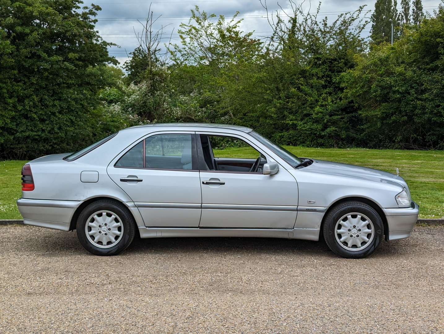 <p>2000 MERCEDES C200 ELEGANCE</p>