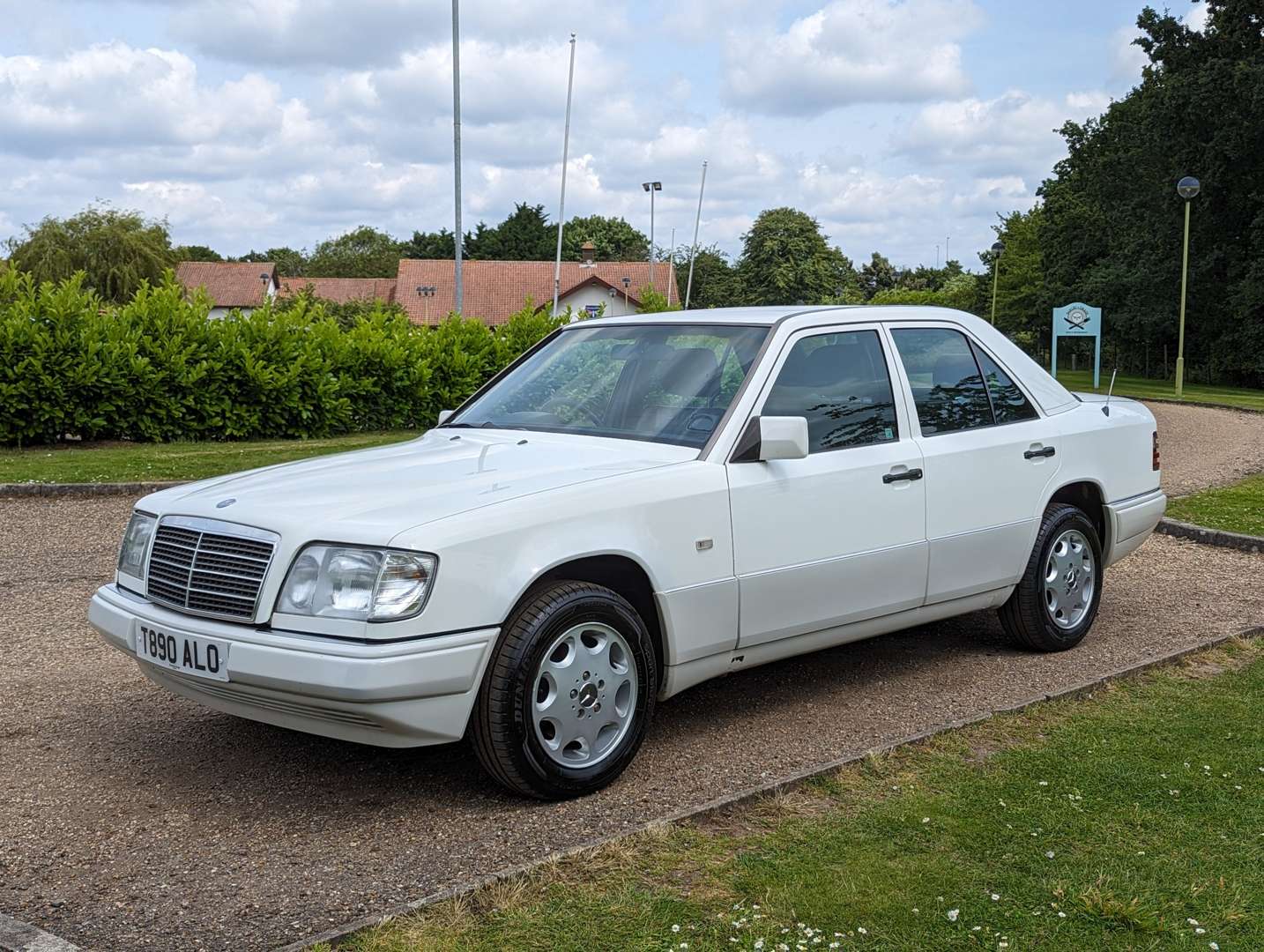 <p>1999 MERCEDES W124 E220 SALOON&nbsp;</p>