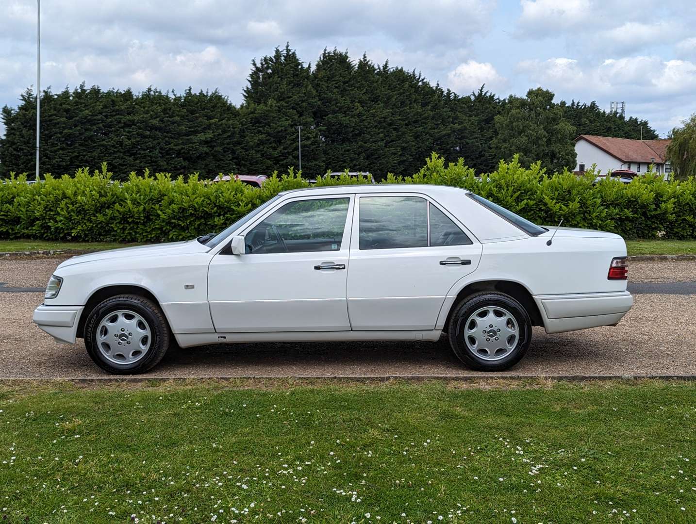 <p>1999 MERCEDES W124 E220 SALOON&nbsp;</p>