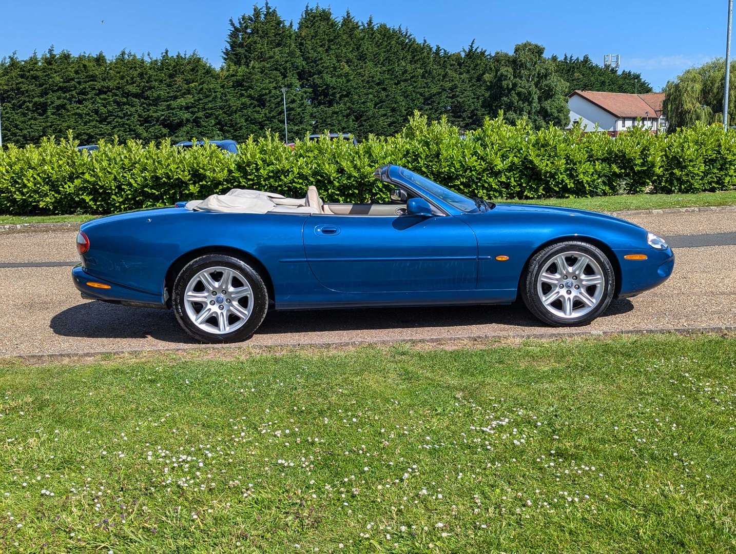 <p>1999 JAGUAR XK8 4.0 CONVERTIBLE AUTO</p>