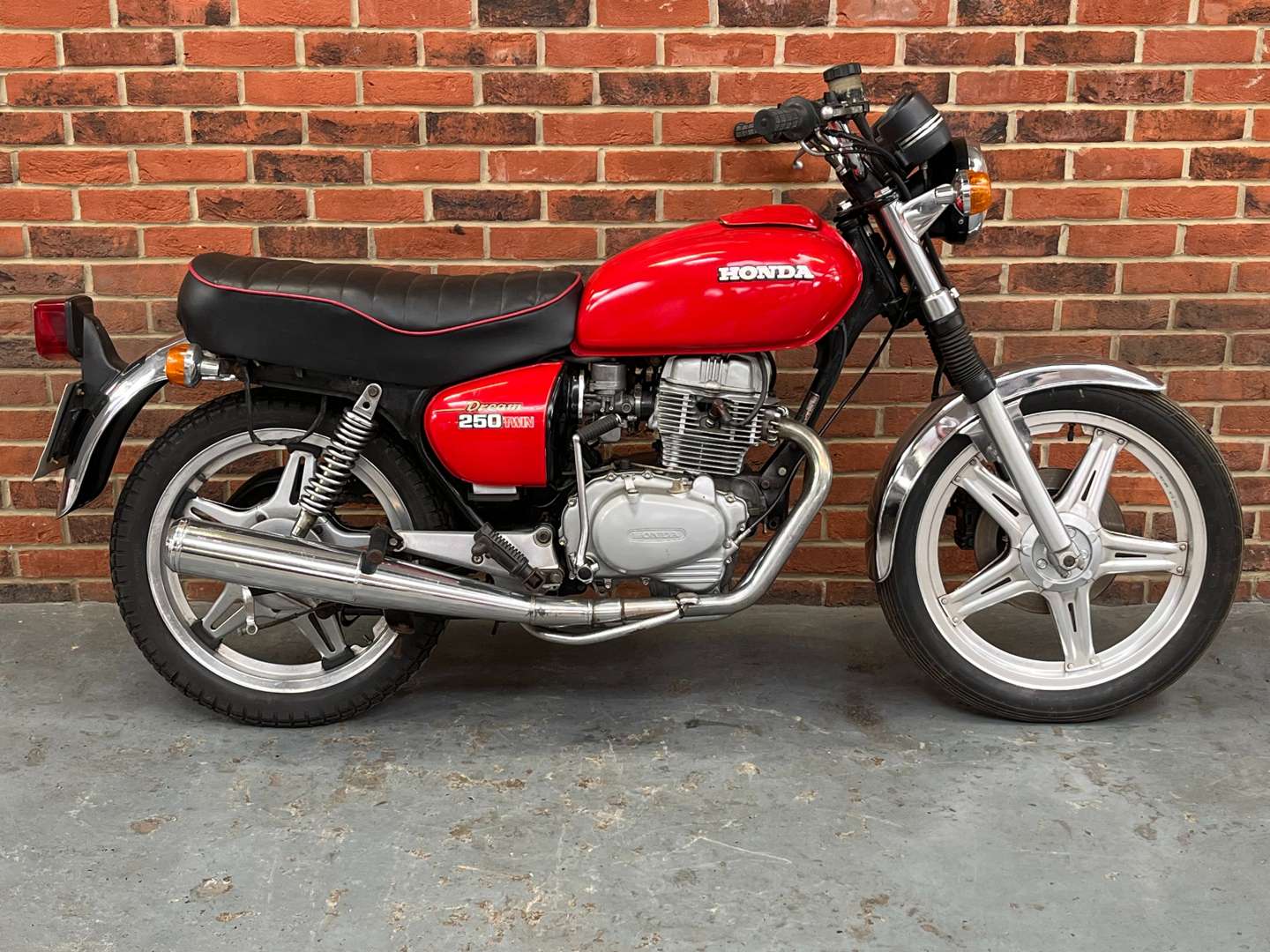 <p>1978 HONDA CB250T DREAM&nbsp;</p>